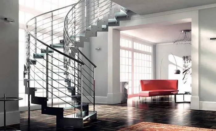 Cầu thang sắt đẹp thiết kế uốn con kết hợp bậc kính cường lực cho nhà 2 tầng