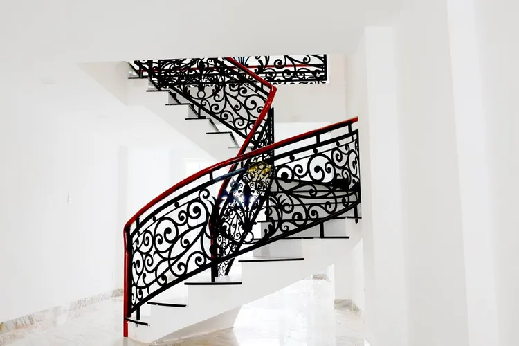 Cầu thang sắt nghệ thuật cao cấp được thiết kế với màu sắc phù hợp với phong cách thiết kế của ngôi nhà, tạo nên một không gian sống đẹp mắt và sang trọng.