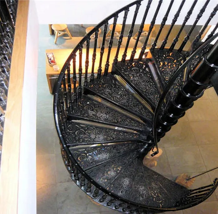 Cầu thang sắt đẹp hình xoắn ốc thiết kế hoa văn trang trí