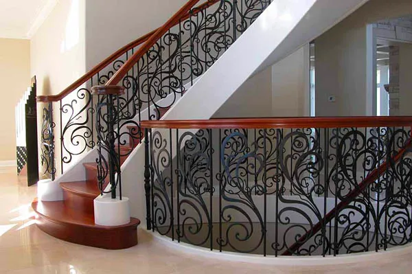 Cầu thang có thể thiết kế dưới dạng cầu thang xoắn hoặc cầu thang thẳng, tùy thuộc vào không gian và phong cách của biệt thự.