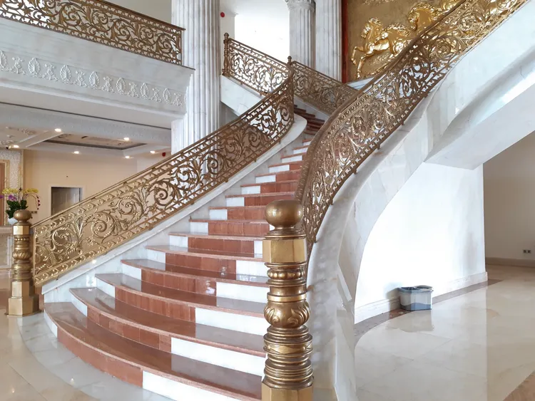 Cầu thang sắt cao cấp dành cho biệt thự có thể được thiết kế với nhiều kiểu dáng và phong cách khác nhau.
