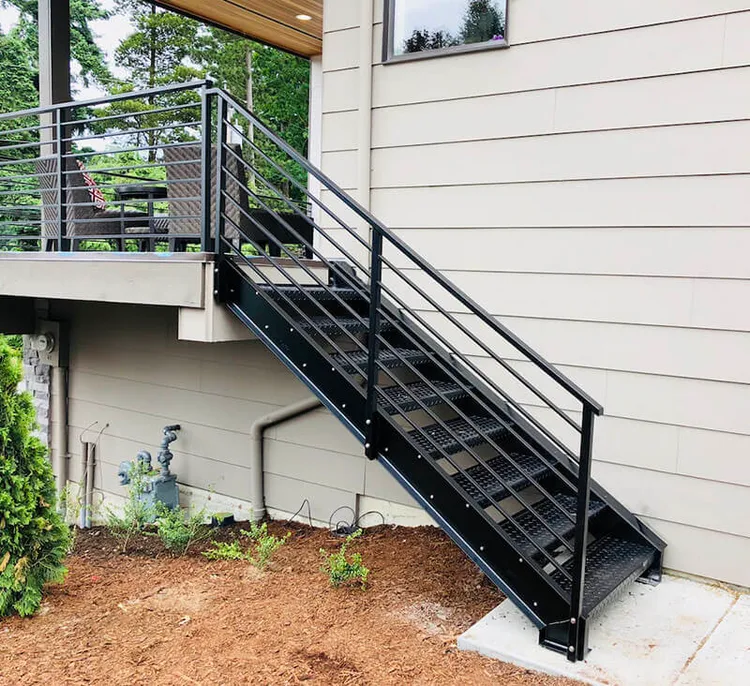 Tay vịn cầu thang bằng sắt tạo nên sự ấn tượng mạnh mẽ cho ngôi nhà và đồng thời cung cấp độ bền cao trong quá trình sử dụng