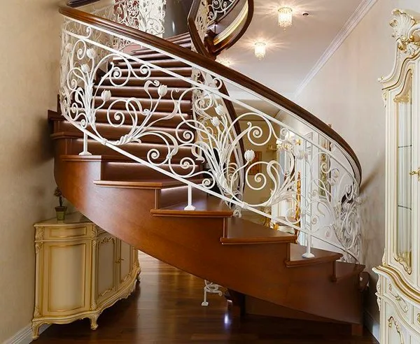 Cầu thang sắt nghệ thuật có thiết kế đơn giản, tối ưu hóa không gian nhà. Với kiểu dáng đẹp, tinh tế và hiện đại, cầu thang sẽ tạo điểm nhấn cho ngôi nhà.