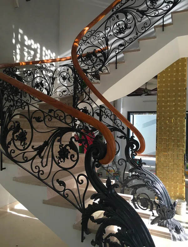 Cầu thang sắt cao cấp là một lựa chọn tuyệt vời cho những ngôi nhà phố mang phong cách hiện đại