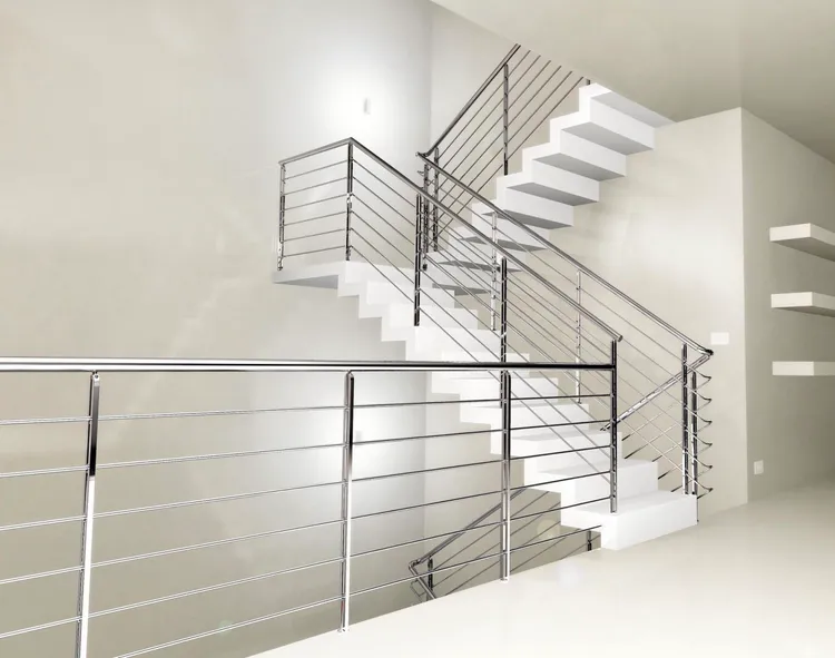 Tay vịn cầu thang bằng inox được thiết kế với kiểu dáng đơn giản nhưng vẫn đảm bảo tính thẩm mỹ cho không gian nội thất