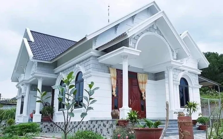 Với thiết kế đơn giản nhưng tinh tế, ngôi nhà mái Thái tạo nên một không gian sống ấm áp và đầy phóng khoáng
