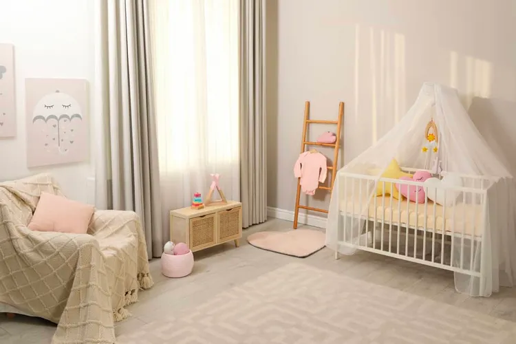 Trang trí phòng bằng những hình ảnh, màu sắc tươi sáng và đồ chơi phù hợp với tuổi sẽ giúp bé phát triển tốt hơn.