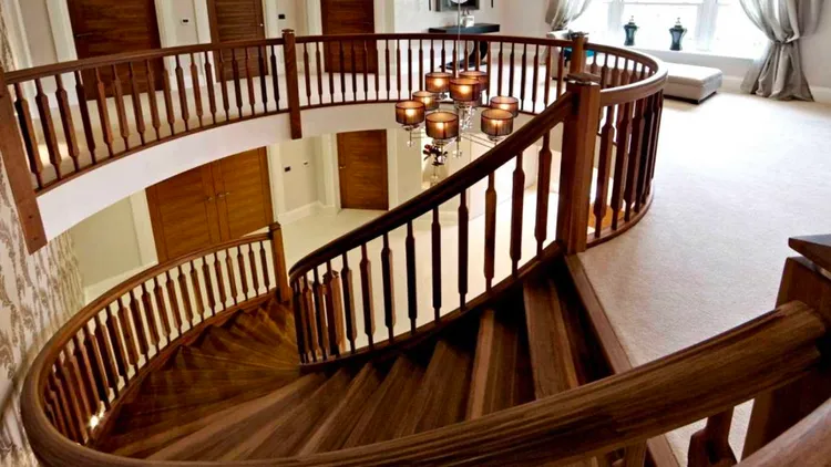 Trụ cầu thang gỗ hình vuông với đường nét thanh thoát và sang trọng sẽ mang lại không gian kiến trúc tuyệt đẹp cho ngôi nhà của bạn.