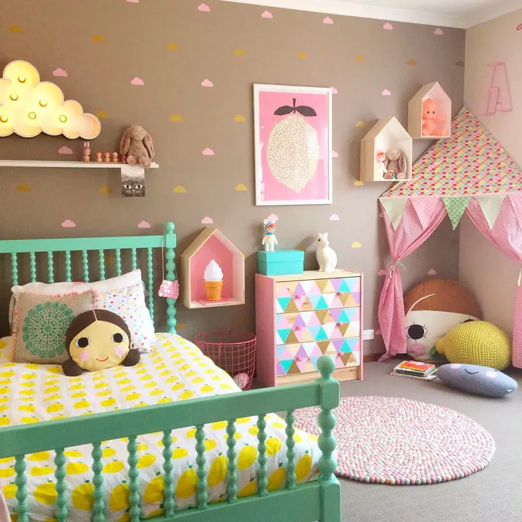 Phòng ngủ bé gái hiện đại kết hợp cùng bộ chăn gối màu sắc sặc sỡ, các nhân vật hoạt hình quen thuộc sẽ làm các bé gái cá tính vô cùng thích thú.