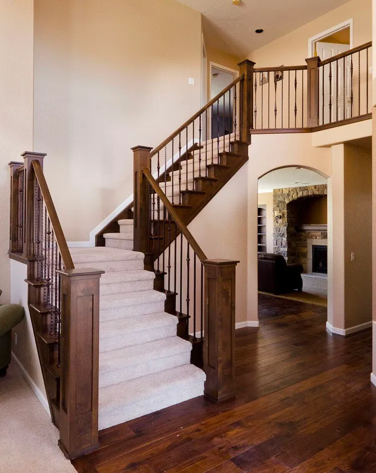 Trụ cầu thang gỗ hình vuông là lựa chọn hoàn hảo cho những không gian sống mang phong cách hiện đại hoặc tối giản.