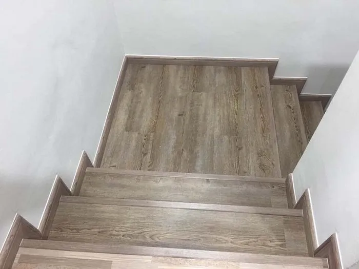 Cầu thang gỗ đẹp làm từ gỗ công nghiệp không có tay vịn