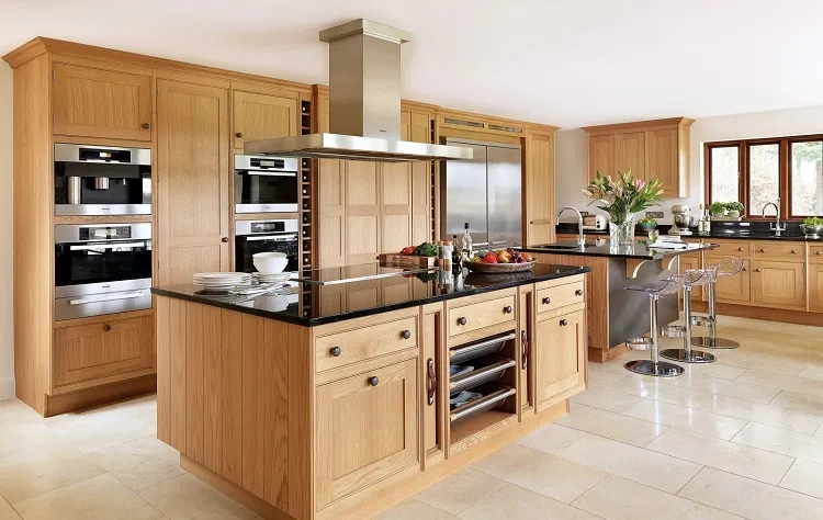 Mẫu tủ bếp inox cánh gỗ sồi Mỹ tự nhiên hoành tráng và sang trọng, thích hợp với những không gian rộng lớn và thoáng đãng