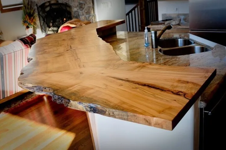 Một mẫu bàn quầy bar từ gỗ nguyên tấm, giữ nguyên nét thô mộc, gần gũi của chất liệu gỗ.