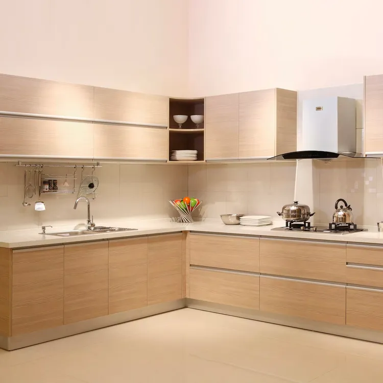 Mẫu tủ bếp cao cấp có thiết kế nhẹ nhàng, điểm nhấn là lớp đá ốp màu trắng mang đến hiệu ứng phối màu tốt nhất.