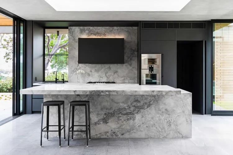 Quầy bar sử dụng đá cẩm thạch màu xám nhạt, điểm nhấn là ghế và nội thất bếp màu tối làm tăng sự tinh tế, đẳng cấp cho không gian