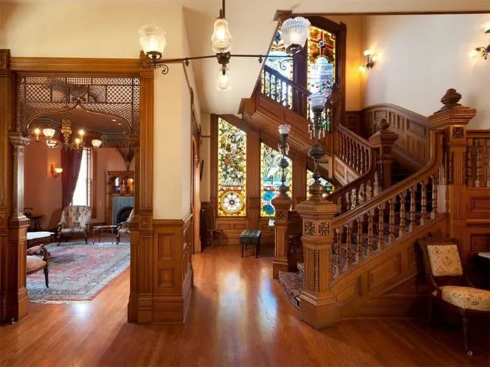 Cầu thang gỗ đẹp phong cách cổ điển có phần trụ và tay vịn chạm khắc tinh xảo