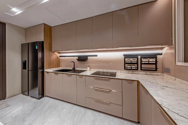 Tủ bếp cao cấp với màu sắc trang nhã và tinh tế, phù hợp với phong cách hiện đại và tối giản, mang đến không gian bếp tinh tế nhất