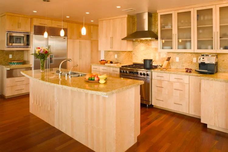Màu vân gỗ là một trong những màu tủ bếp cao cấp phổ biến được nhiều gia đình lựa chọn.