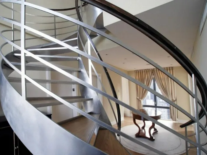 Cầu thang inox xoắn ốc có lan can thiết kế từ thanh inox vuông