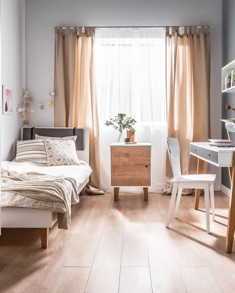 Đặt cây để bàn hoặc cây nhỏ trong phòng để tạo không gian xanh và làm tươi mới không gian.