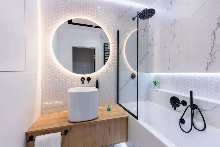 Thiết kế phòng tắm với phong cách tối giản, sử dụng màu trắng làm chủ đạo và loại bỏ những chi tiết không cần thiết để tạo ra không gian gọn gàng và thanh lịch.