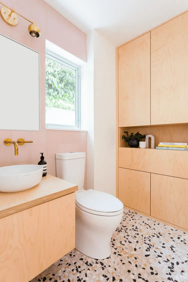 Lắp đặt kệ âm tường đa năng để tổ chức các vật dụng cá nhân và đồ dùng trong phòng tắm.