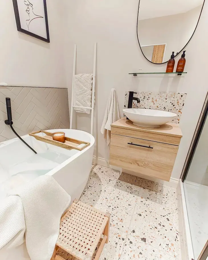 Chọn những thiết kế đơn giản, tinh tế để làm cho phòng tắm trông sang trọng và thu hút mà không làm quá tải không gian.