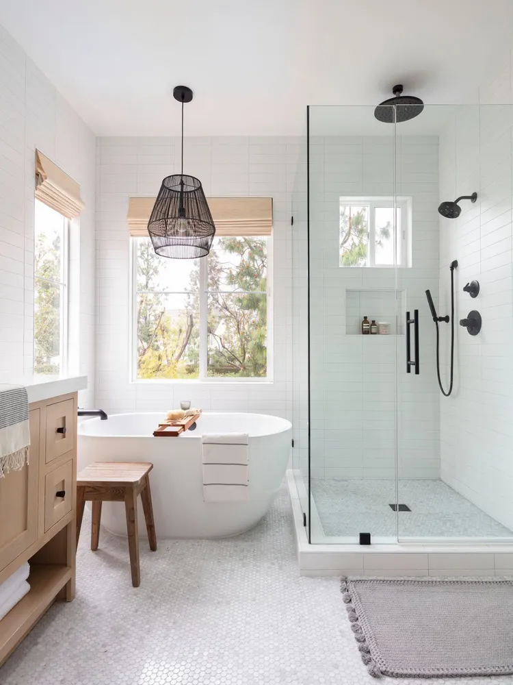 Phòng tắm 4m2 đẹp tận dụng ánh sáng tự nhiên bằng cách sử dụng cửa sổ và vách kính trong suốt