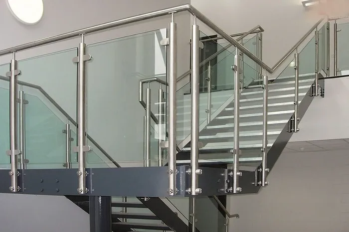 Cầu thang inox phối kính cường lực dành cho khu nhà xưởng hoặc tòa nhà văn phòng