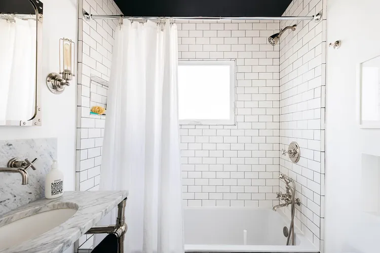 Chọn màu sơn nhạt hoặc trắng cho tường và sàn phòng tắm để tạo cảm giác mở rộng và thoáng hơn.