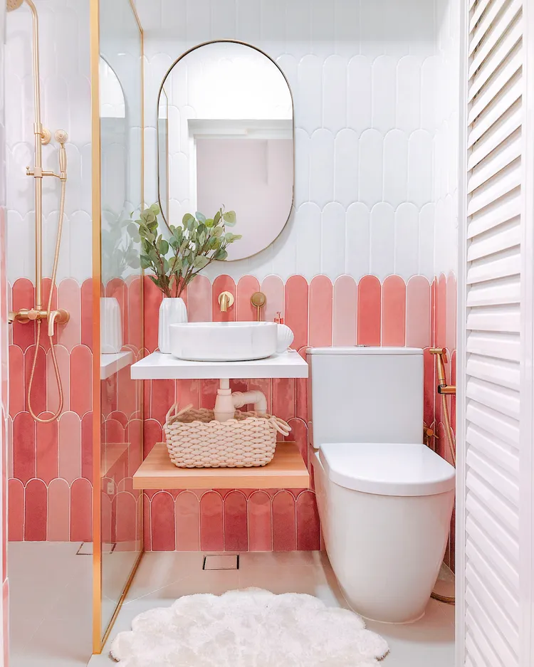 Sử dụng màu sắc tươi sáng như xanh dương, xanh lá cây hoặc hồng nhạt, vàng kem để tạo điểm nhấn và làm cho phòng tắm trông sảng khoái và tươi mới.