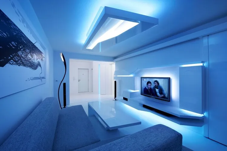 Phòng khách tối giản màu xanh dương và trắng với thiết kế kính và ánh sáng độc đáo.