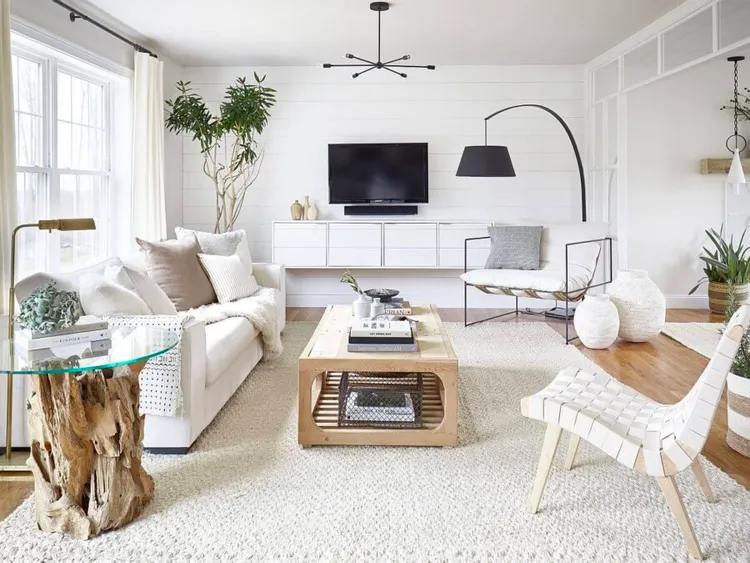 Không gian phòng khách được trang trí với màu sắc trung tính và các phụ kiện trang trí đơn giản, tạo nên sự gọn gàng và tinh tế.