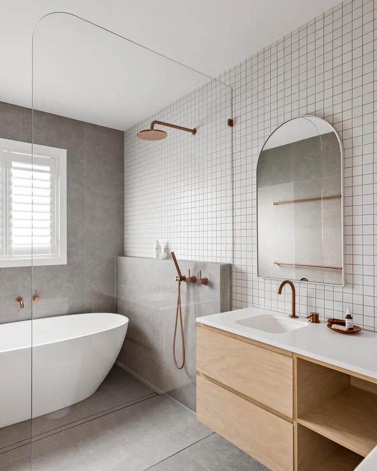 Sử dụng màu trắng xám làm chủ đạo và ánh sáng tự nhiên để làm cho phòng tắm trông rộng và thoáng hơn