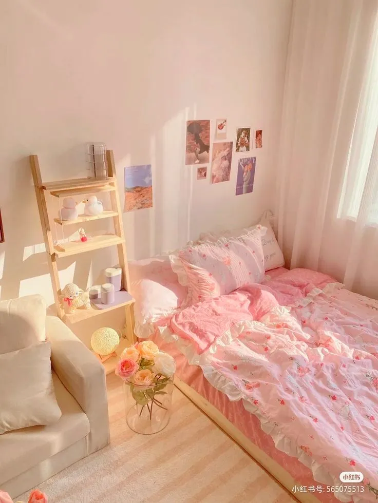 Decor phòng ngủ Hàn Quốc hiện đại với gam màu hồng nhã nhặn thu hút mang lại cảm giác dễ chịu cho người ở.