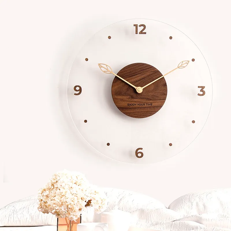 Trong nhiều nền văn hóa, đồng hồ treo tường còn được coi là một biểu tượng mang đến may mắn và bình an cho ngôi nhà và các thành viên trong gia đình.