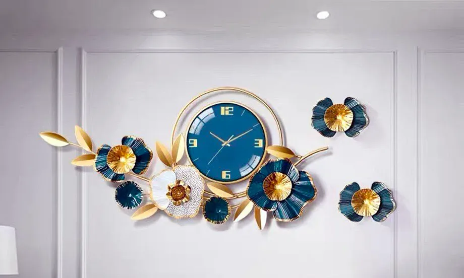 Đồng hồ treo tường cách điệu với hình ảnh hoa và lá