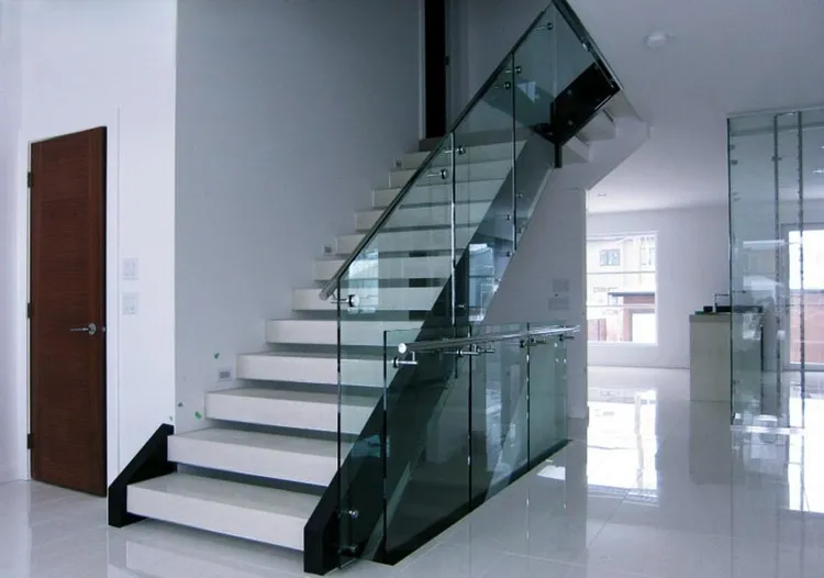 Cầu thang kính cường lực chữ L có tay vịn inox cho không gian văn phòng