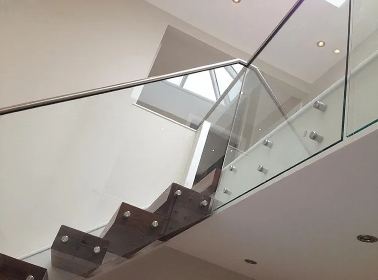 Cầu thang kính cường lực tay vịn inox có cầu thang gắn pad cố định vào kính