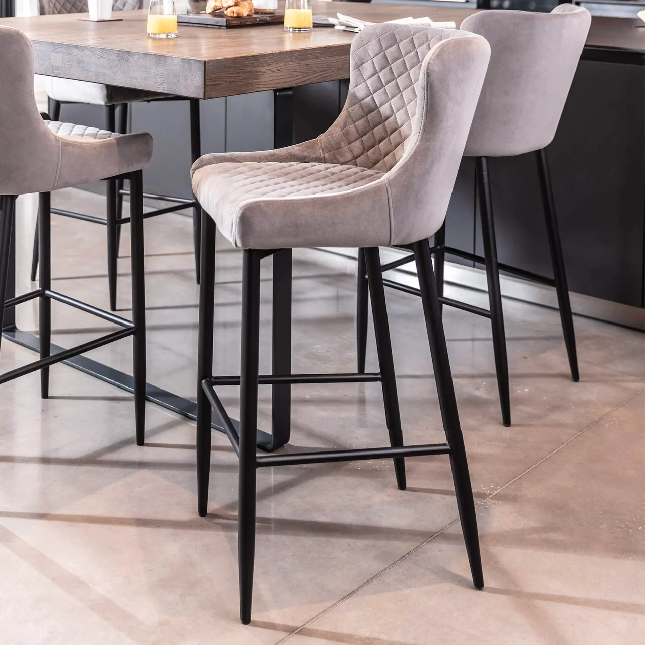 Ghế bar với tựa lưng cao