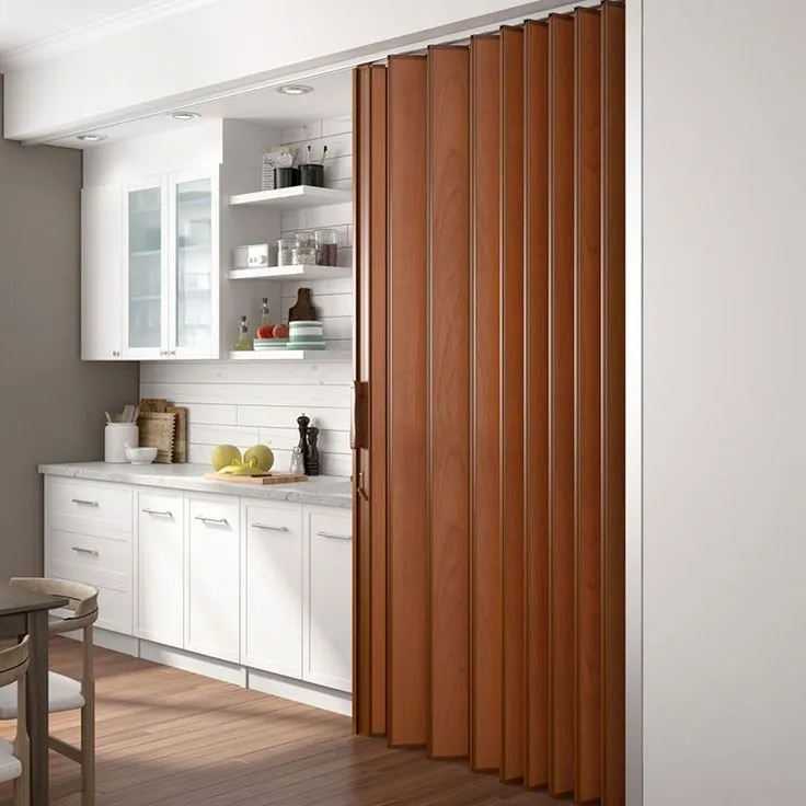 Vách ngăn di động bằng nhựa giả gỗ ngăn cách không gian bếp với các khu vực khác